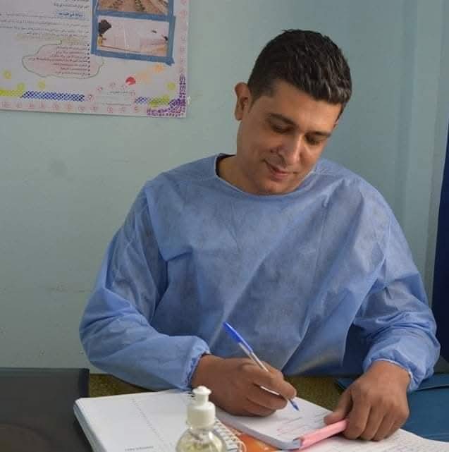 الدكتور عرفاوي نورالدين يستقبل المرضى ويحرر تقارير طبية في عيادته